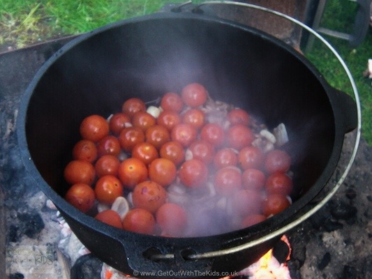 Tomatoes and Shallots in the Dutch Oven