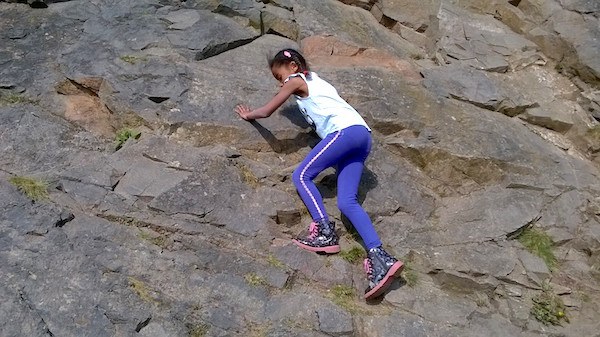 Climbing across the rockface