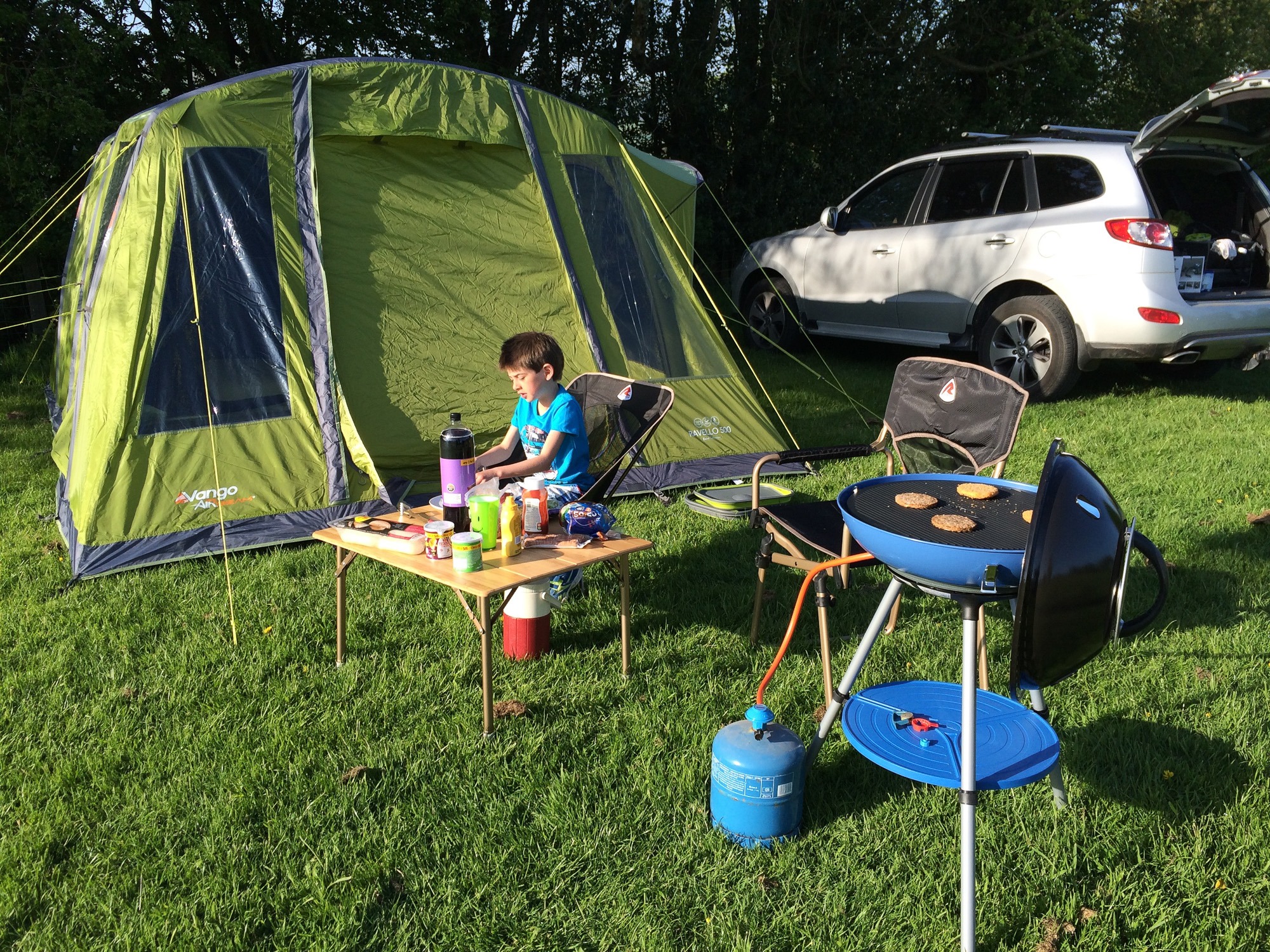 Simple weekend camping in the sunshine