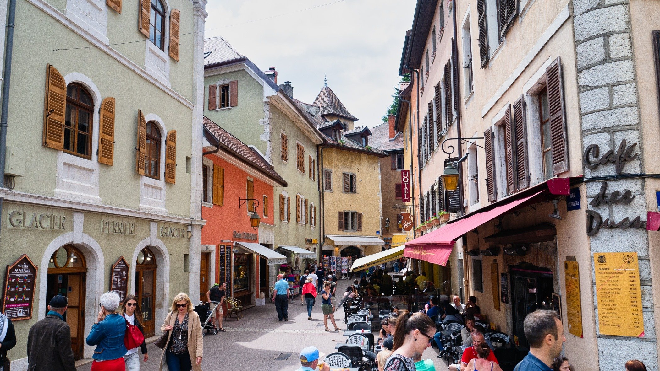  The old town at Annecy is full of places to eat.