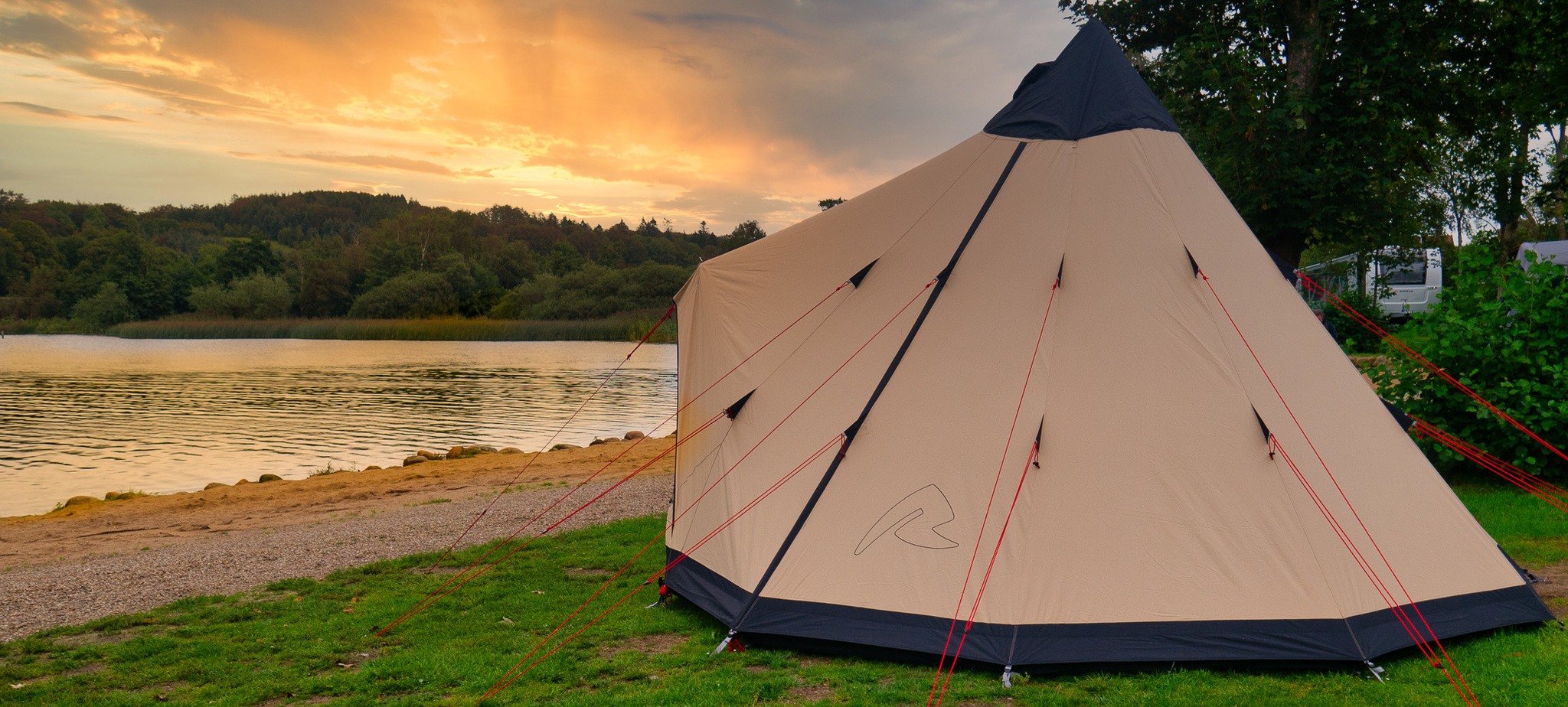 The Chinook Ursa tent overlooking the lake