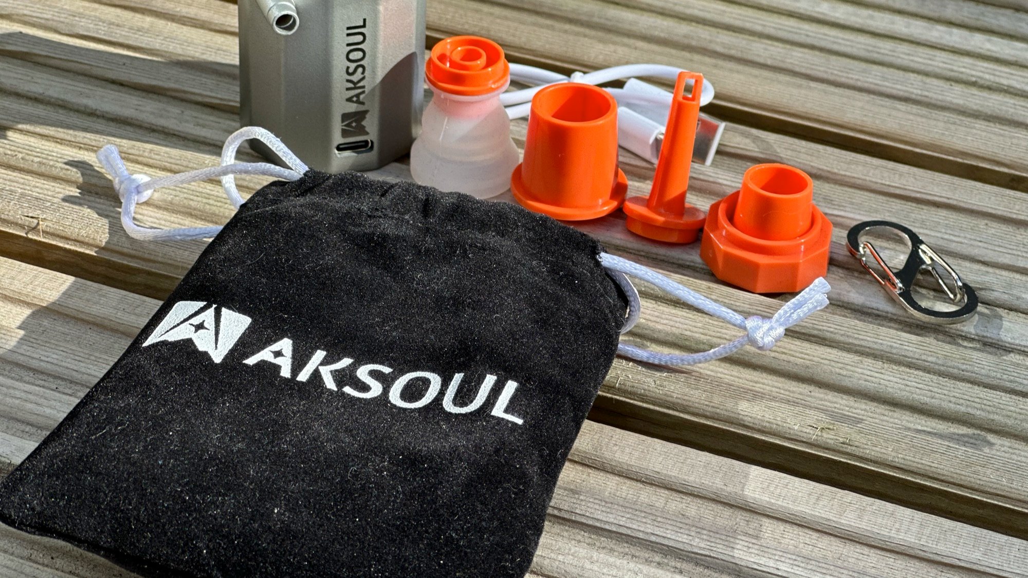 The AKSOUL bag with pump and accessories